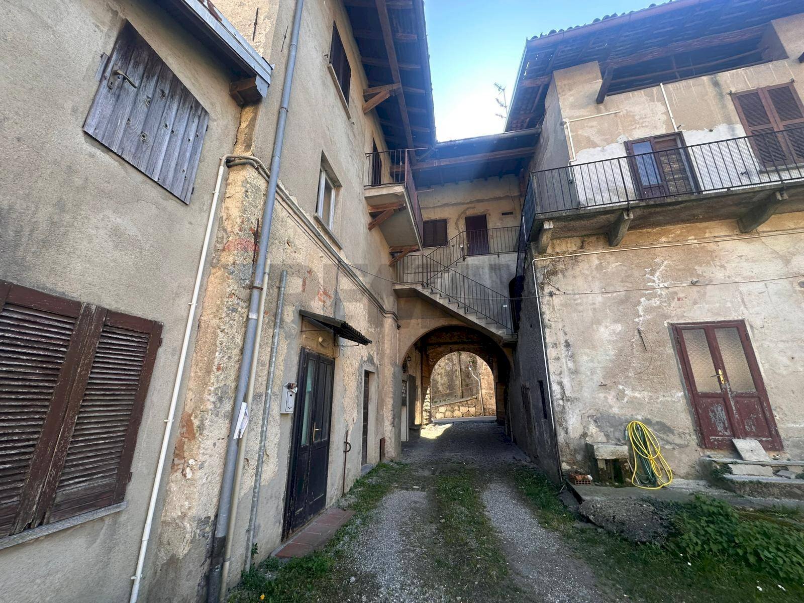 Edificio all\'aperto - Casa semi indipendente Besozzo - foto 2