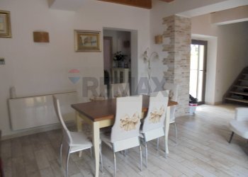 Sala da pranzo - Villa VIA SILVIO PELLICO
 
4, La Maddalena - foto 2