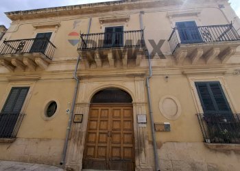 Edificio all\'aperto - Trilocale Via Sergio Sallicano
 
69, Noto - foto 2