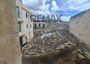 Edificio all\'aperto - Trilocale Via Sergio Sallicano
 
69, Noto - foto 14