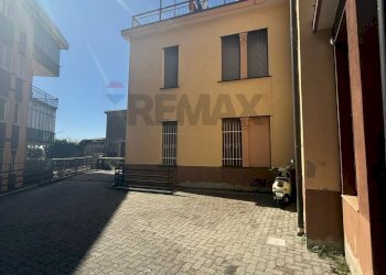 Edificio all\'aperto - Bilocale via Rocca di Legino
 
21, Savona - foto 1