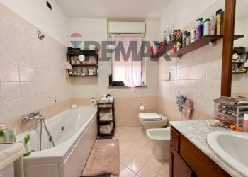 Bagno - Trilocale via Nicolò Copernico
 
6, Pero - foto 24