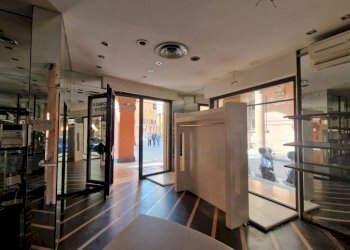 Interno non residenziale - Negozio via de' Falegnami, 7, Bologna (zona Centro Storico) - foto 1