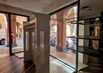 Interno non residenziale - Negozio via de' Falegnami, 7, Bologna (zona Centro Storico) - foto 2