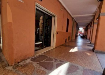 Interno palazzo - Negozio via de' Falegnami, 7, Bologna (zona Centro Storico) - foto 4