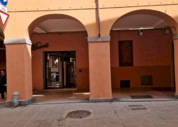 Facciata - Negozio via de' Falegnami, 7, Bologna (zona Centro Storico) - foto 7