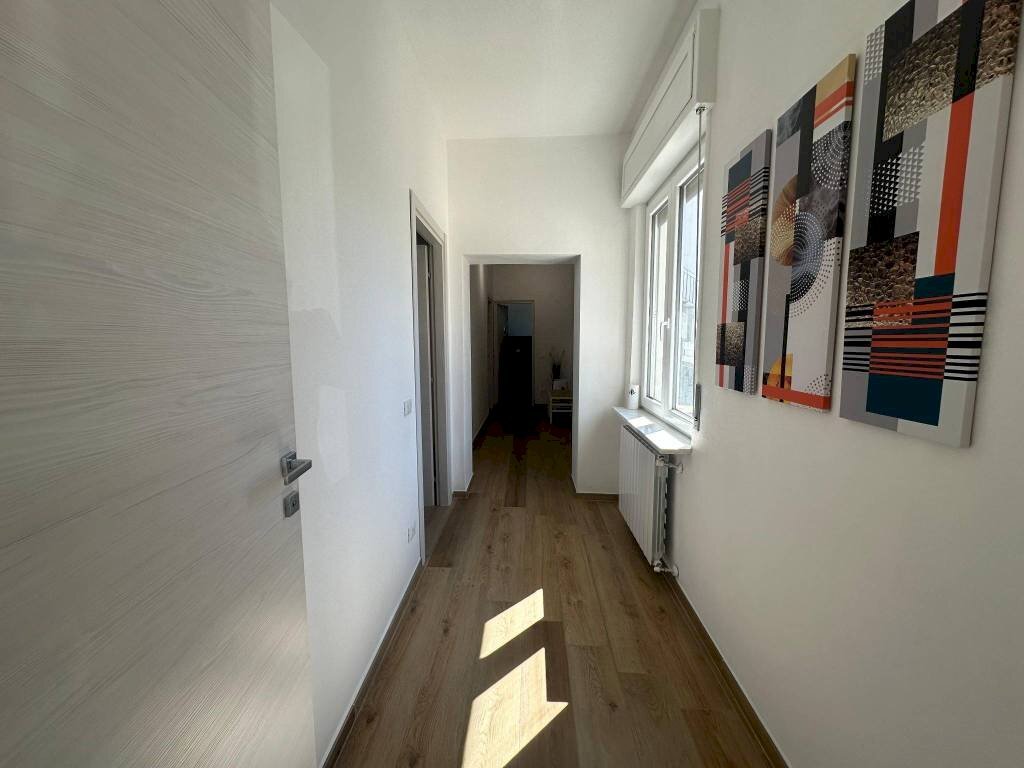 Corridoio - Three-room apartment via Nino Locarno, 66, Samarate - photo 2