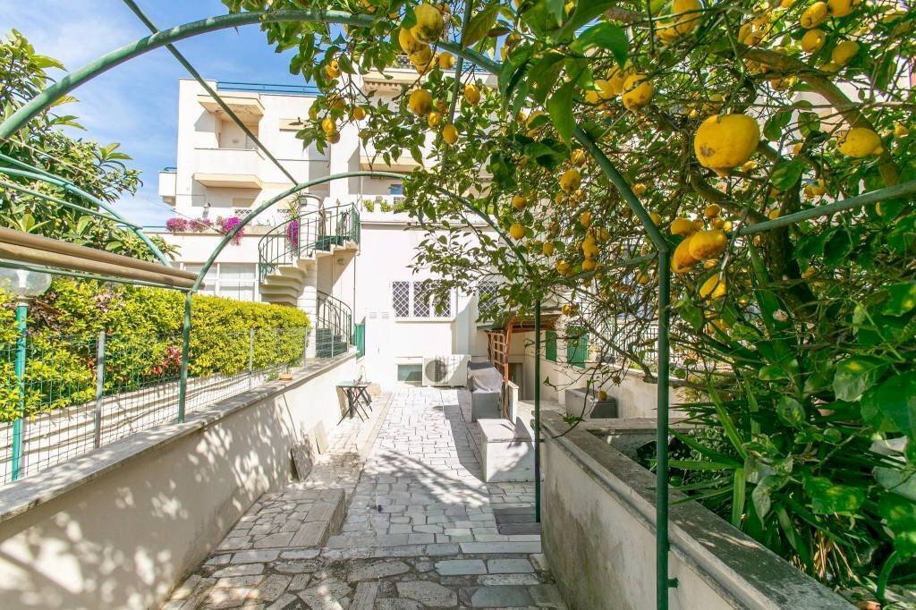 Cortile interno - Trilocale via Andromaca, 28, Anzio - foto 2