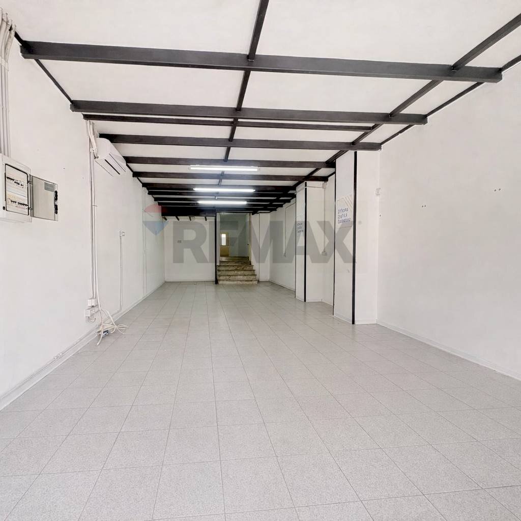locale d\'entrata - Commercial Premises Via Carlo Cattaneo
 
82/B, Cosenza - photo 1