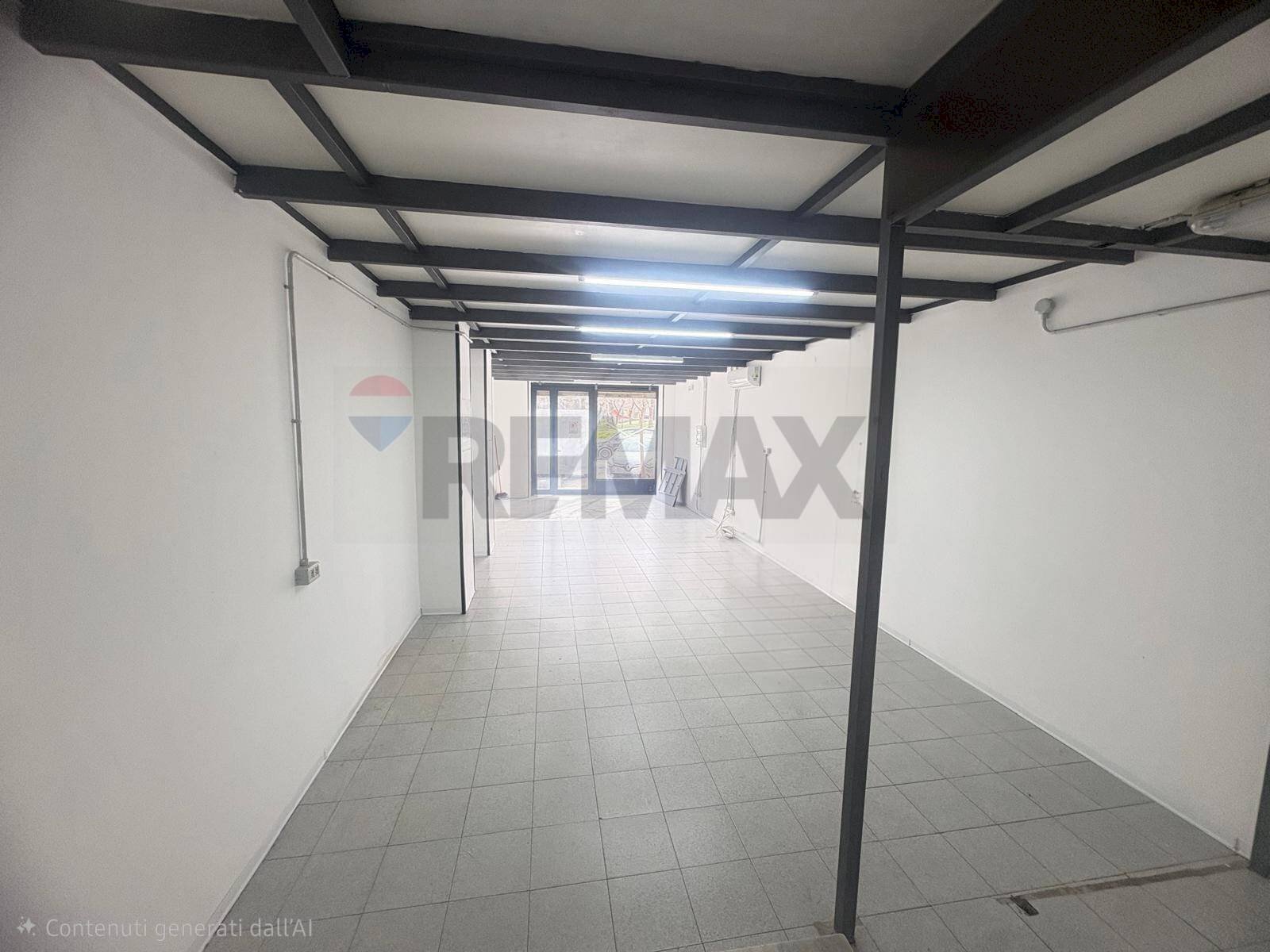 locale d\'entrata - Commercial Premises Via Carlo Cattaneo
 
82/B, Cosenza - photo 2