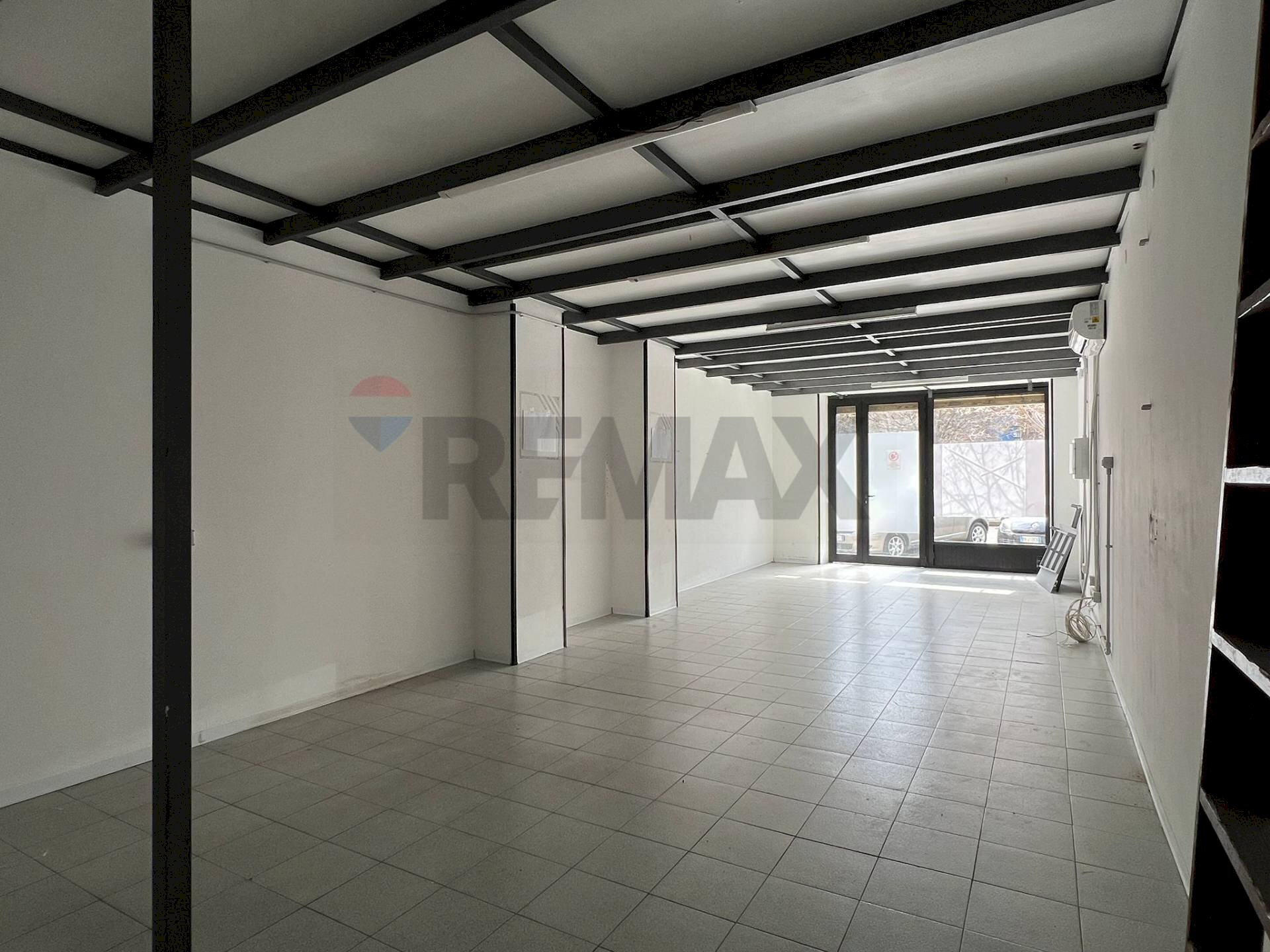 locale d\'entrata - Commercial Premises Via Carlo Cattaneo
 
82/B, Cosenza - photo 3