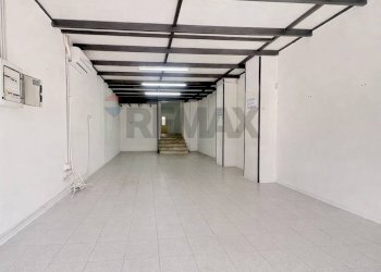 locale d\'entrata - Commercial Premises Via Carlo Cattaneo
 
82/B, Cosenza - photo 1