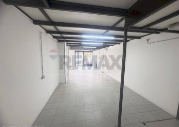 locale d\'entrata - Commercial Premises Via Carlo Cattaneo
 
82/B, Cosenza - photo 2