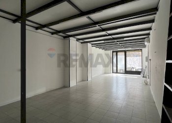 locale d\'entrata - Commercial Premises Via Carlo Cattaneo
 
82/B, Cosenza - photo 3
