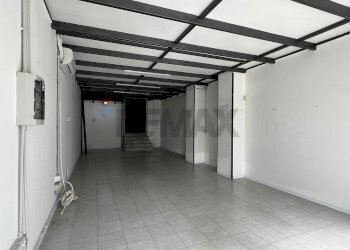 locale entrata - Commercial Premises Via Carlo Cattaneo
 
82/B, Cosenza - photo 6