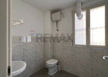 Bagno - Commercial Premises Via Carlo Cattaneo
 
82/B, Cosenza - photo 15