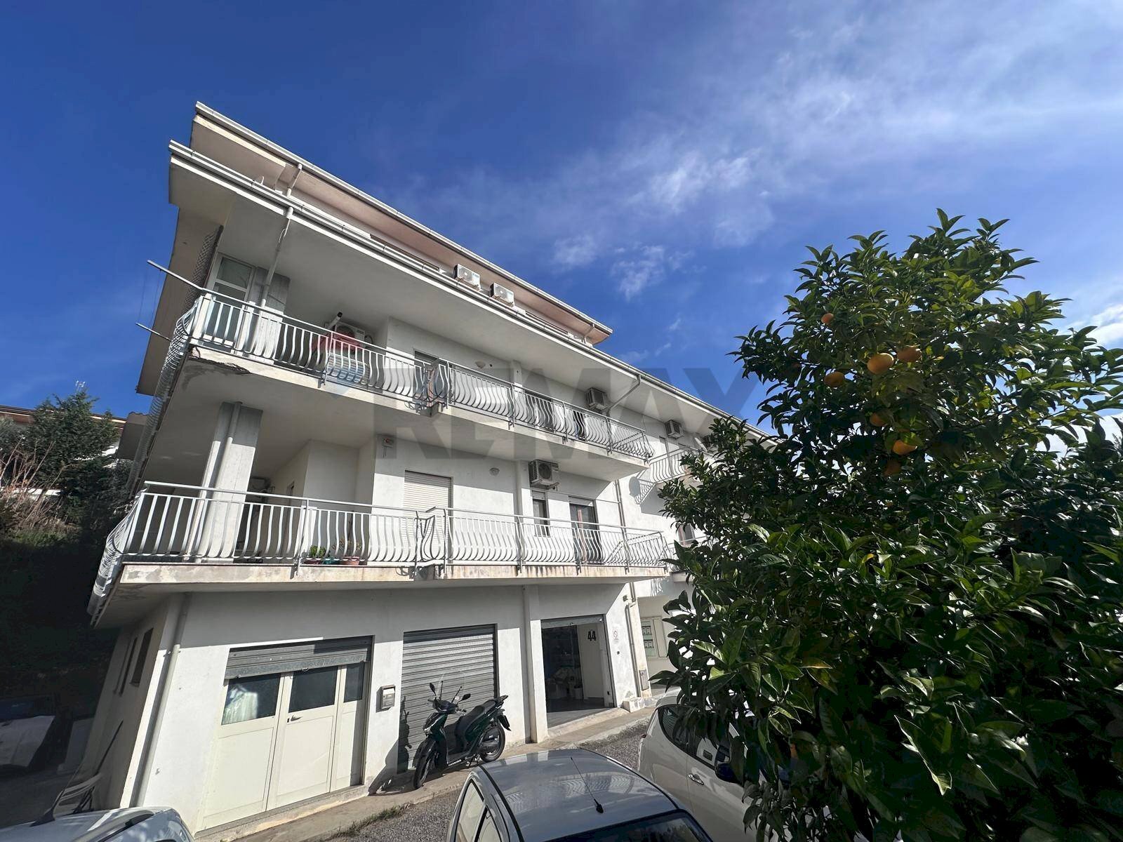 Edificio all\'aperto - Trilocale via antonio de curtis
 
7, Rovito - foto 1