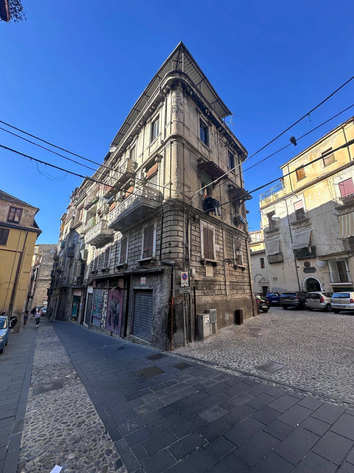 Edificio all\'aperto - Attico piazza san giovanni gerosolomitano
 
3, Cosenza - foto 1