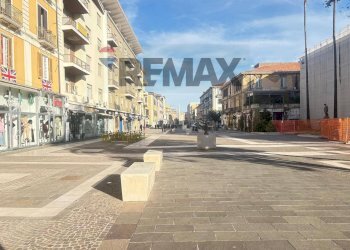 Edificio all\'aperto - Commercial Premises CORSO MAZZINI
 
3, Cosenza - photo 1