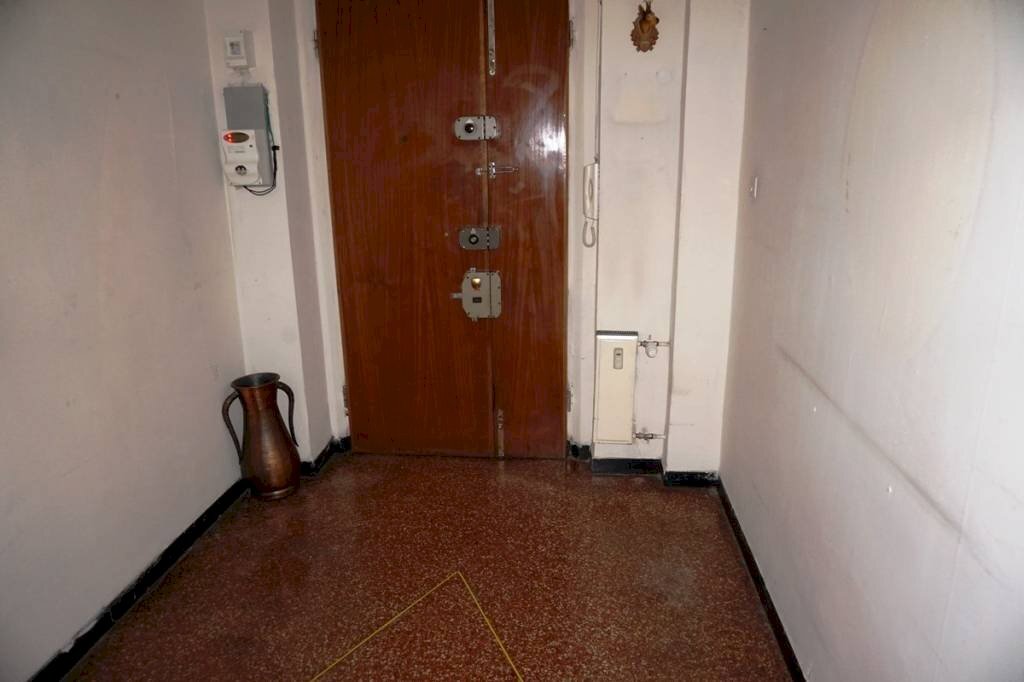 Ingresso - Bilocale via Bartolomeo Carrea, 3, Genova (zona Sampierdarena) - foto 2