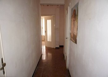Corridoio - Bilocale via Bartolomeo Carrea, 3, Genova (zona Sampierdarena) - foto 3