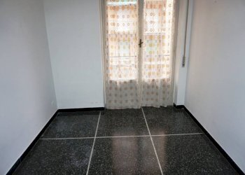 Camera da letto - Bilocale via Bartolomeo Carrea, 3, Genova (zona Sampierdarena) - foto 6