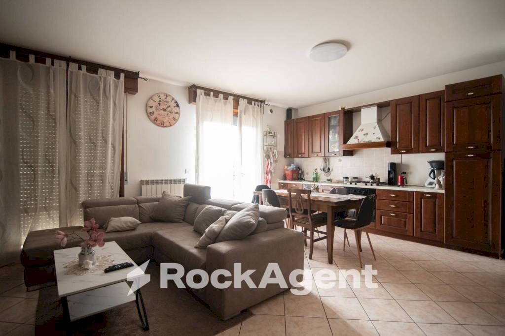 Salone - Appartamento via Palmiro Togliatti, 1, Montecalvo in Foglia - foto 2