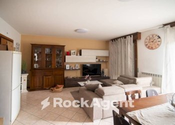 Salone - Appartamento via Palmiro Togliatti, 1, Montecalvo in Foglia - foto 4