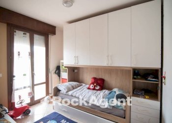 Camera da letto - Appartamento via Palmiro Togliatti, 1, Montecalvo in Foglia - foto 12