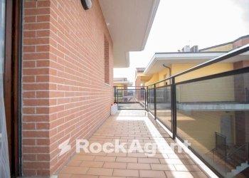 Cortile interno - Appartamento via Palmiro Togliatti, 1, Montecalvo in Foglia - foto 15