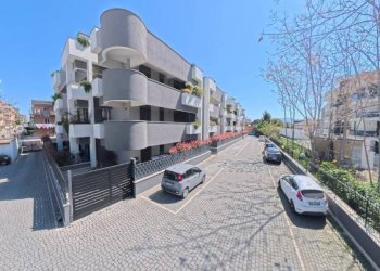 Facciata - Trilocale via Salemi, 53/A, Roma - foto 1