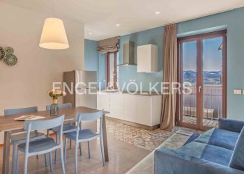 Salone - Appartamento via Vittorio Alfieri, Castiglione Falletto - foto 2