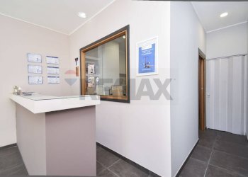 Hall / corridoio - Locale Commerciale Piazza Duca Di Camastra
 
20, Catania - foto 8