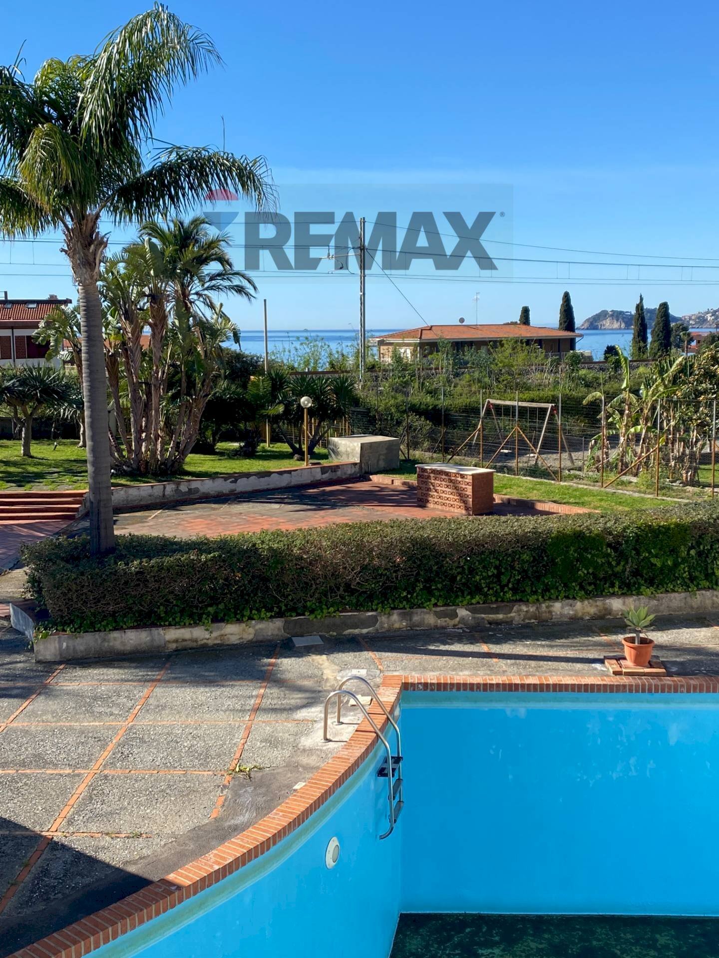 Piscina - Trilocale Via Nazionale
 
78, Letojanni - foto 1