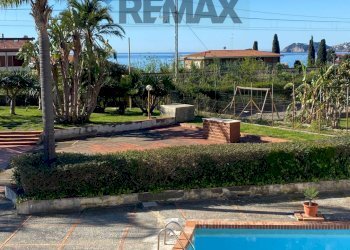 Piscina - Trilocale Via Nazionale
 
78, Letojanni - foto 1