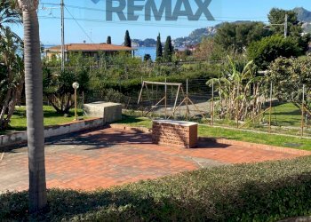 Giardino - Trilocale Via Nazionale
 
78, Letojanni - foto 6