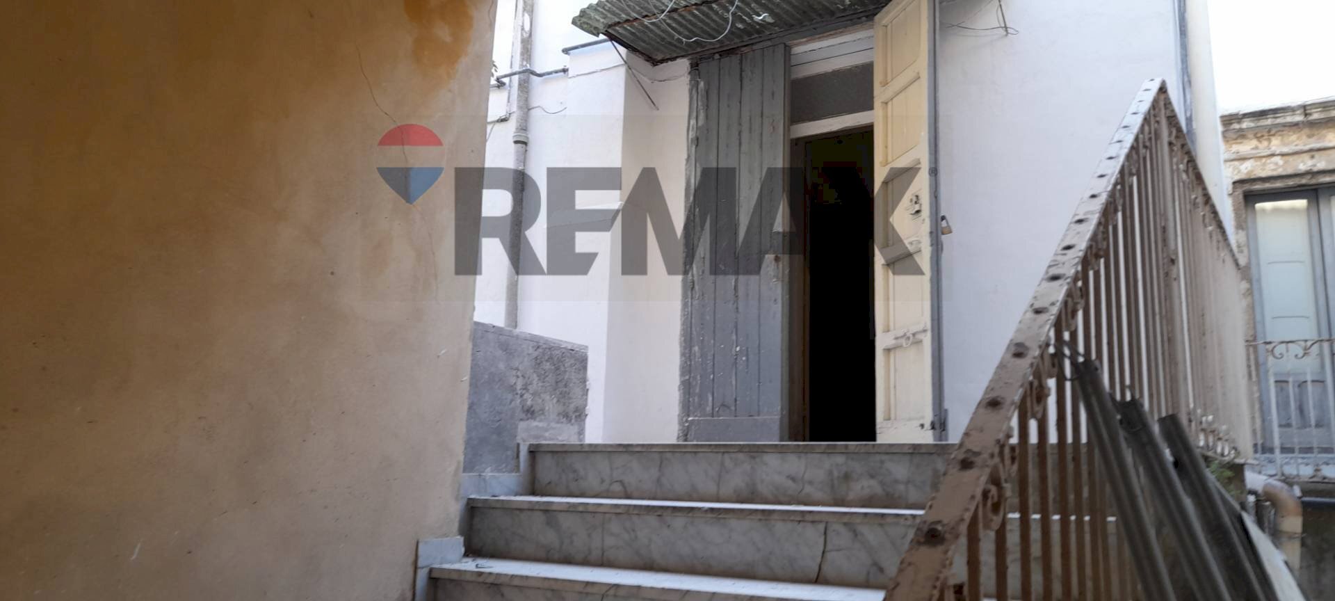 Scale - Locale Commerciale Via Santissimo Salvatore
 
12, Caltagirone - foto 2