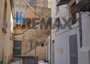 Edificio all\'aperto - Commercial Premises Via Santissimo Salvatore
 
12, Caltagirone - photo 2