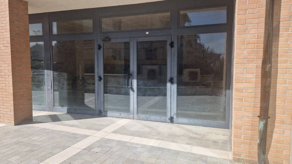 Interno palazzo - Negozio via Orlando Argentesi, Medicina - foto 2