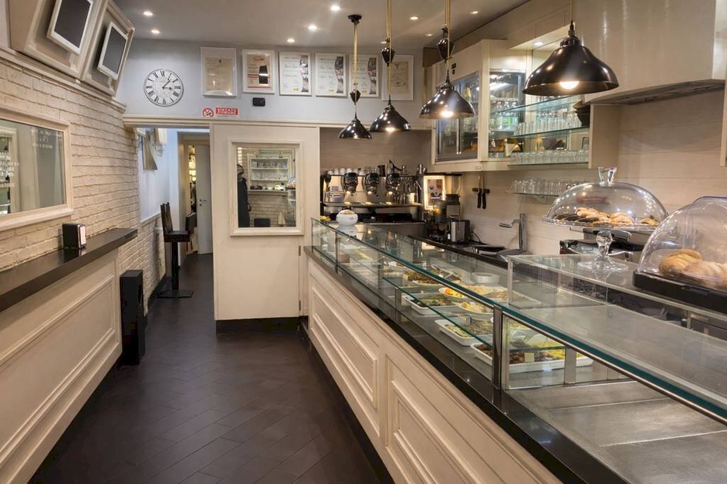 Interno non residenziale - Negozio via di San Basilio, 52, Roma (zona Centro Storico) - foto 1