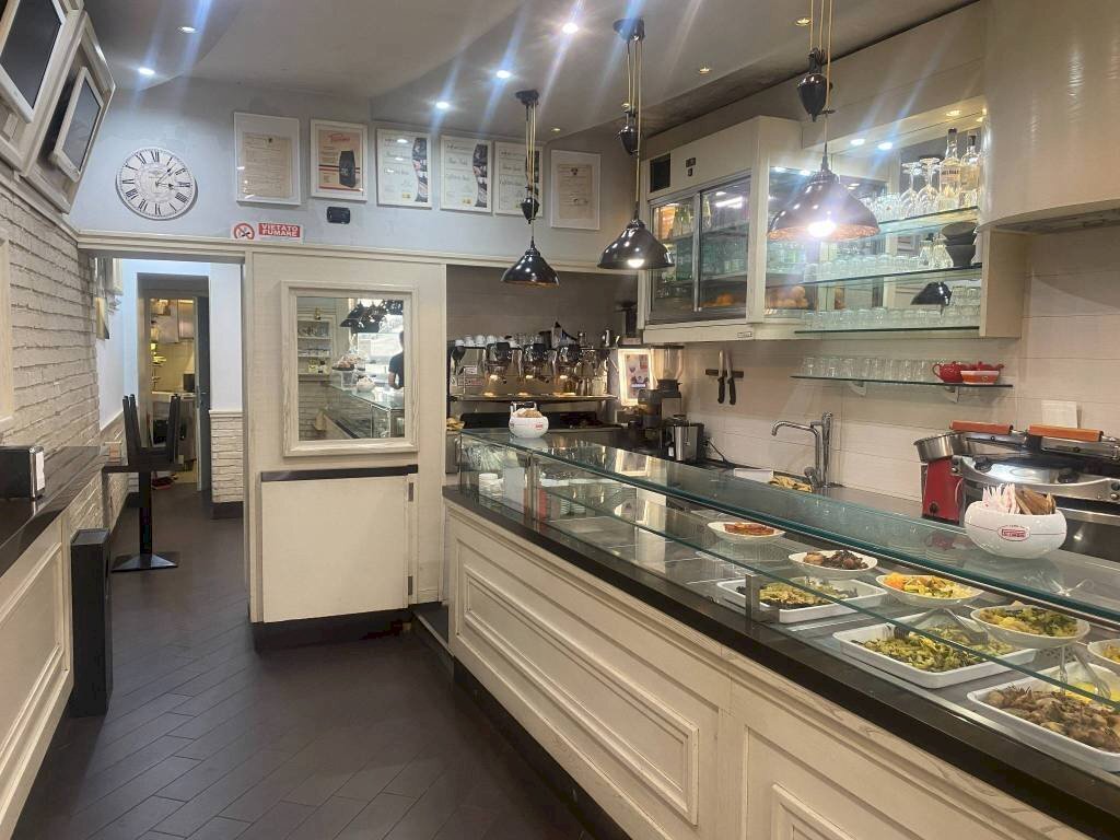 Interno non residenziale - Negozio via di San Basilio, 52, Roma (zona Centro Storico) - foto 2