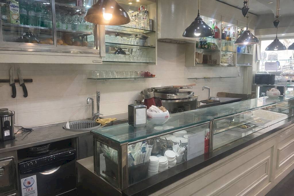 Interno non residenziale - Negozio via di San Basilio, 52, Roma (zona Centro Storico) - foto 3