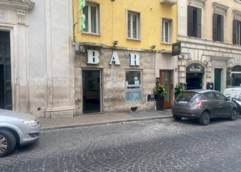 Facciata - Negozio via di San Basilio, 52, Roma (zona Centro Storico) - foto 10