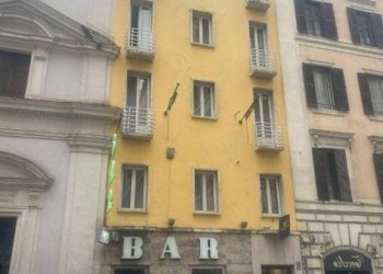 Facciata - Negozio via di San Basilio, 52, Roma (zona Centro Storico) - foto 11