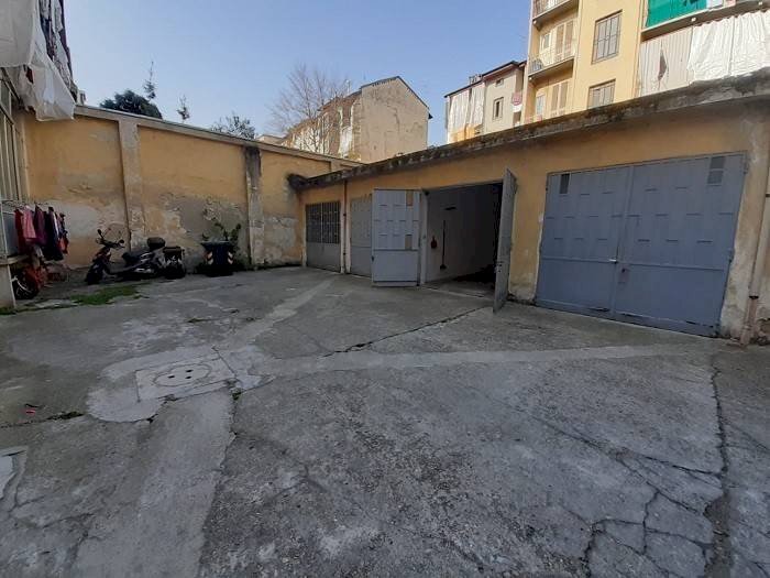 Cortile interno - Box via Roasio, 19, Torino (zona Campidoglio) - foto 2