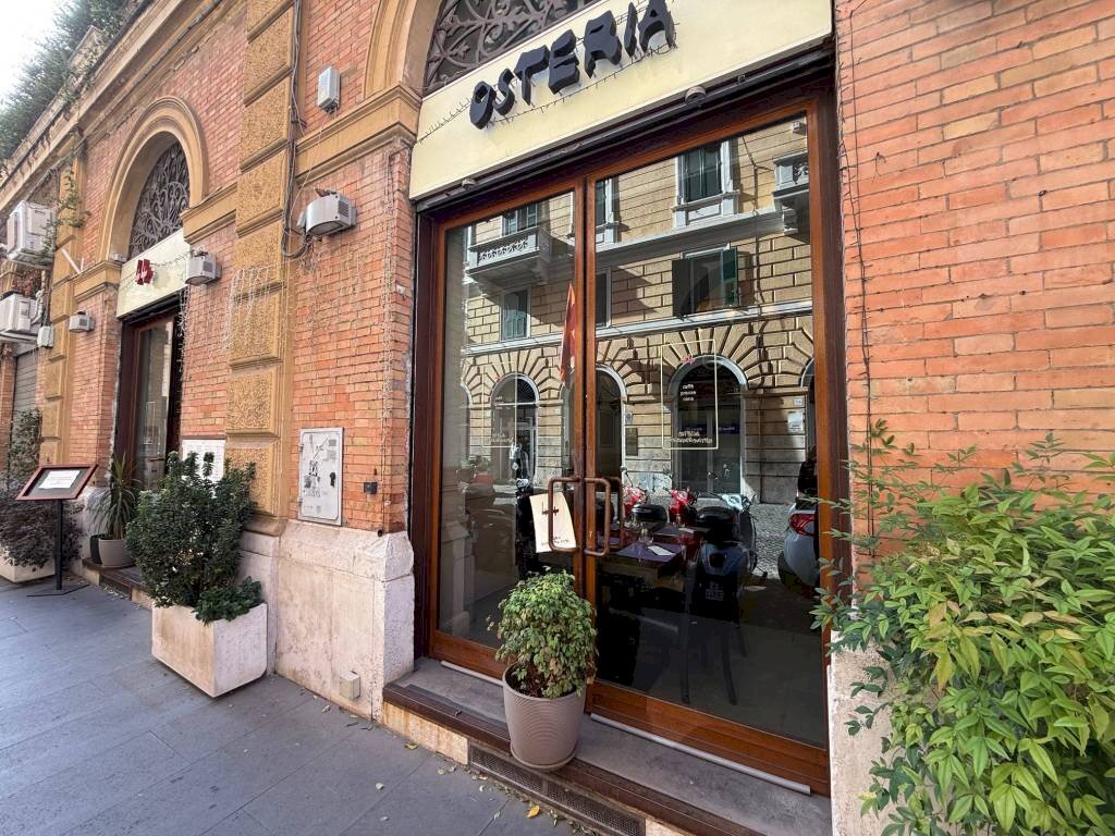 Facciata - Negozio via Aureliana, 40, Roma (zona Centro Storico) - foto 2