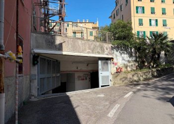 Facciata - Box via alla Stazione per Casella, 14, Genova (zona Castelletto) - foto 2