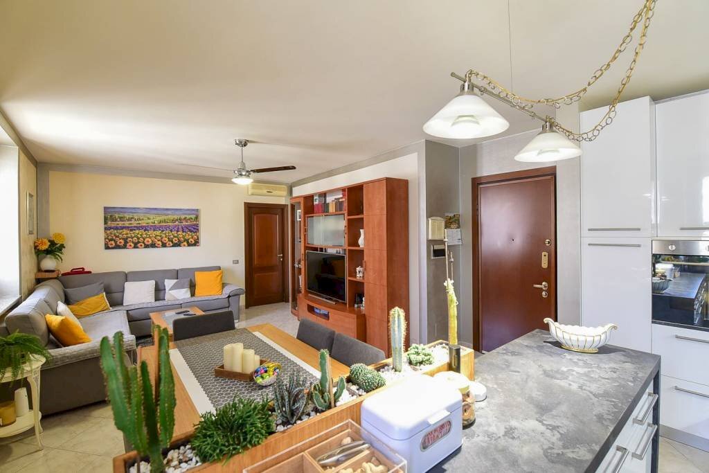 Salone - Trilocale via Umberto I, 9, Renate - foto 1