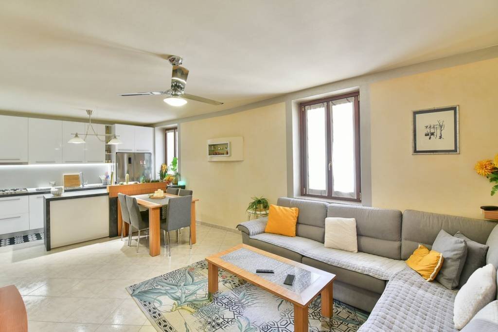 Salone - Trilocale via Umberto I, 9, Renate - foto 3