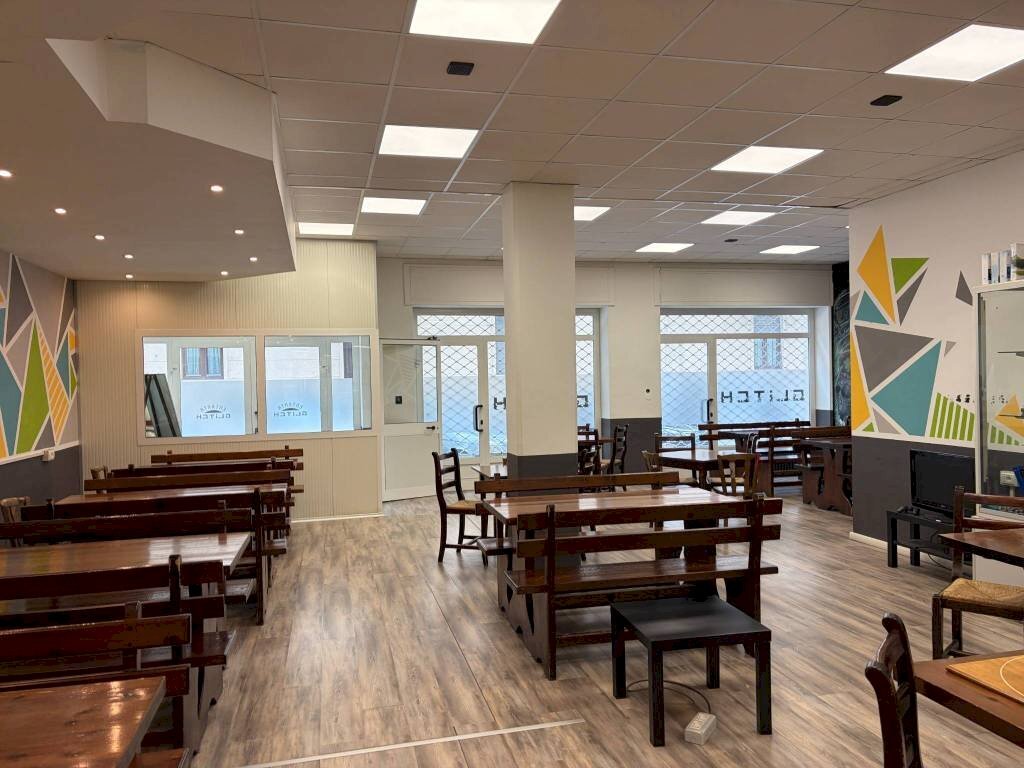 Interno non residenziale - Negozio via Quintino Sella, 1, Cuneo (zona Centro) - foto 1